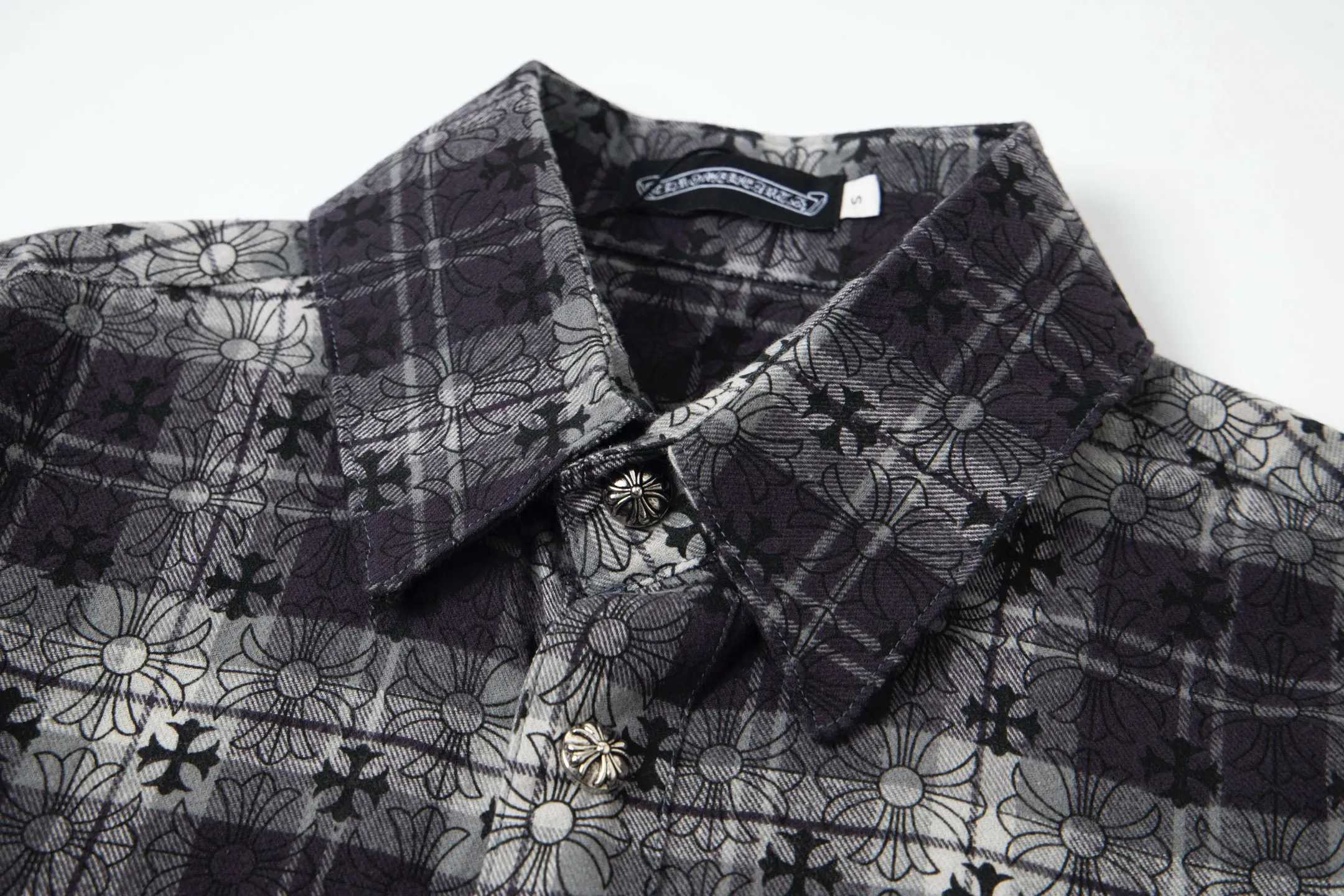 P230 Style number: G008 Chrome Hearts classic cashew flower cross all-over printed jacquard long-sleeved top casual shirt for couples 1️⃣Customized original jacquard fabric, high-quality pure cotton jacquard plaid fabric, soft and comfortable to the touch, a very high-quality fabric! 2️⃣The details of the workmanship are perfectly controlled. The lining is made of vest hemming, and the cuffs are made of double cross leather labels. It is different from the ordinary version. The collar is also designed with interlining, which shows high-end fashion and personality. The style is fashionable, simple and elegant, and it is a very versatile jacket! 4⃣️Complete accessories, all customized with original versions! Same style for men and women Color: cashew black Size: S, M, L, XL